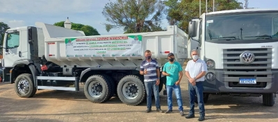 A Prefeitura de Loanda recebeu através de emenda parlamentar, (02) dois caminhões com caçamba – “ZERO KM”. 