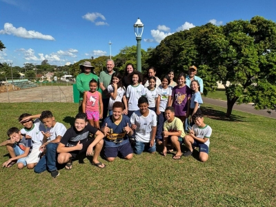 Dia de plantar árvores com nossos alunos.
