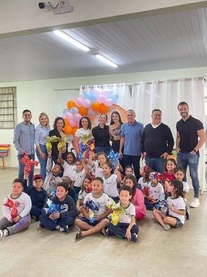 entregando ovos e lembranças de Páscoa a todas as crianças da rede municipal de ensino.