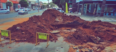 Prefeitura de Loanda realiza obra para eliminar ponto crítico de alagamento no bairro – Vila Nova.